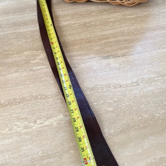 Vintage woman’s brown leather belt with brass buckle waived design sz 30/32 - Picture 7 of 8